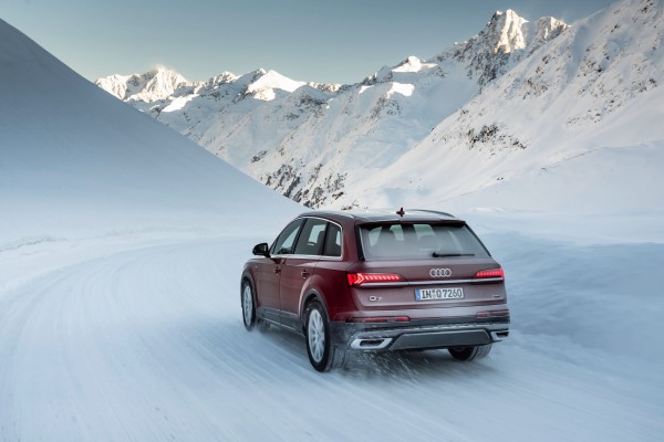 Audi Q7 im Schnee fahrend